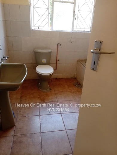 Neatly painted house to rent !  (Sole Mandate)