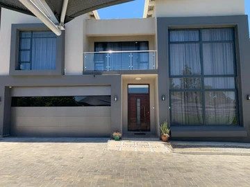 4 Bedroom Flat & Apartment